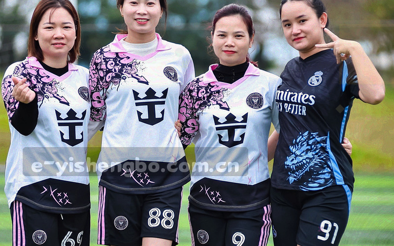 抽象的数据保护纹理与盾形线条，示意家庭服务预约信息的使用边界